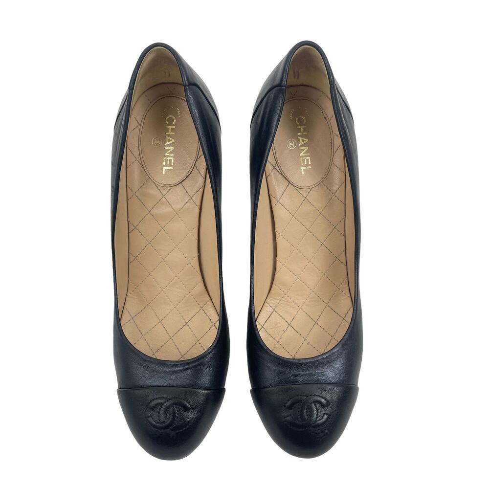 Chanel Cap Toe Leather Pumps CC Interlocking Logo Black Navy Size 39.5 - Picture 6 of 14